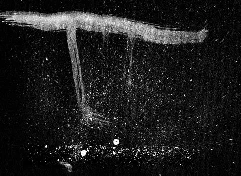 Dramatic White Brushstroke Abstract Bold Texture on Black, Ideal for Creati.. Illustrazione stock