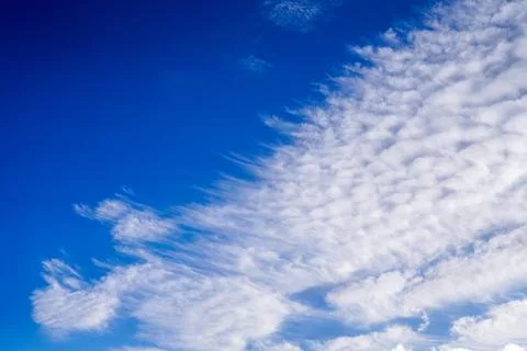 Dramatic White Clouds Against Deep Blue Sky Background Stockfoto's