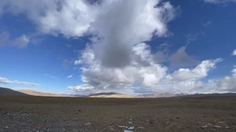 Dramatic White Clouds Over Barren Tibetan Plateau Видео 334707959