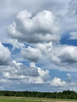 Dramatic white cumulus clouds in a blue sky, meteorology and weather forecast Foto stock