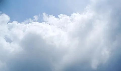Dramatic White Cumulus Clouds in Blue Sky Seen Stockfoto's