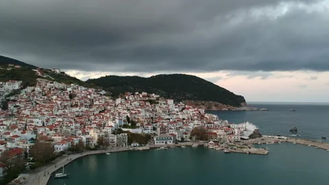 Dramatic winter scenery over Chora town in Skopelos island, Greece Vídeo Stock 162382623