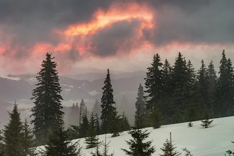 Dramatic winter weather in the mountains high. Foto stock