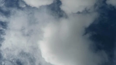 Dramatic Wispy Cumulus Clouds Passover Head. 動画素材 118849284