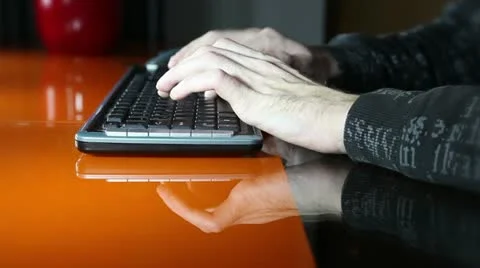 Dramatica camera movement and added video effect while showing typing on a Vídeos de archivo 27800919