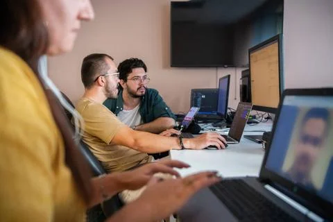 Draufsicht auf einen Programmierer, der in seinem Büro sitzt und fleißig S. Stock Photos