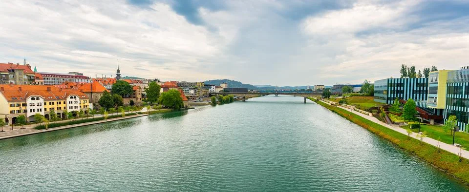 Drava River that runs through the historic city of Maribor in northern Slovenia. Stock-Fotos