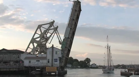 Draw bridge closing 스톡 동영상 8158674