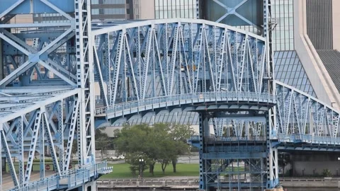 DRAW BRIDGE LOWERING BACK DOWN IN DOWNTOWN JACKSONVILLE FLORIDA Vídeo Stock 135687974