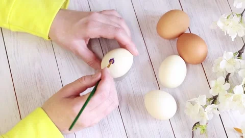 Draw a pattern on the egg, preparing for Easter. Master class Stock Footage 233489532