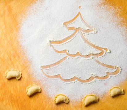 Drawing of a Christmas tree on a cutting Board made of white flour Stock Photos