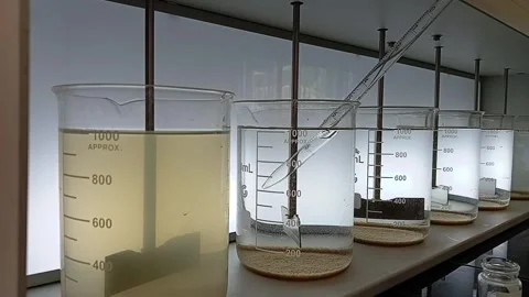 Drawing Clarified Water Sample After Jar Test 스톡 동영상 333298671