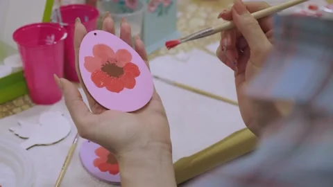 Drawing on an Easter egg for a holiday Vídeos de archivo 166527359