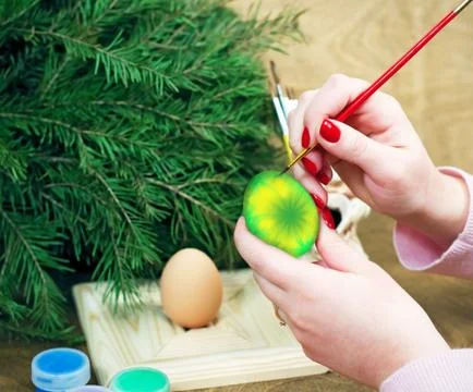 Drawing on an Easter egg Foto stock