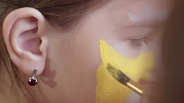 Drawing on the face. Brushing paints on the face. Aquagrim. Preparing for the Stock Footage 85467327