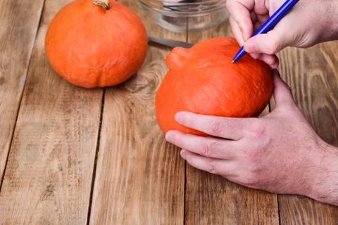 Drawing faces. Making a pumpkin lantern for Halloween Foto stock