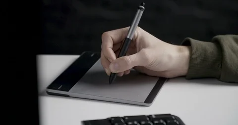 Drawing on a graphic pad with digital pen 動画素材 104606028