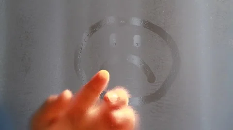 Drawing sad face in the window Vidéo 1018222