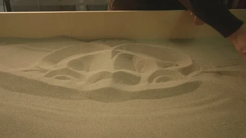 Drawing on the sand Vídeo Stock 94722812