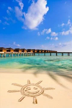 Drawing sun on beach Drawing sun on beach - concept holiday background Cop... Stock-Fotos