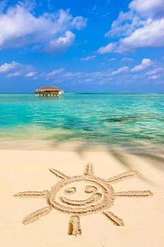 Drawing sun on beach Drawing sun on beach - concept holiday background Cop... Stock-Fotos