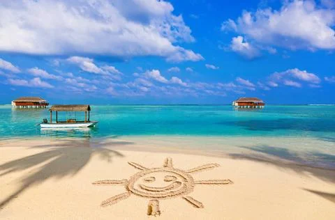 Drawing sun on beach Drawing sun on beach - concept holiday background Cop... Stock-Fotos