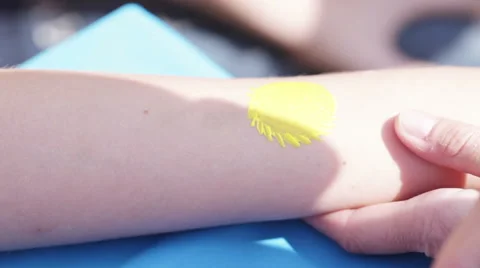 Drawing sun on hand 스톡 동영상 42256759