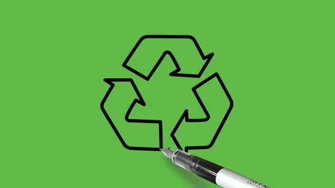Drawing a triangle recycle in   colour combination on abstract green background Vídeo Stock 151682753