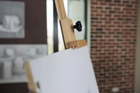 Drawing white canvas in empty creative school studio for class inspiration Foto stock