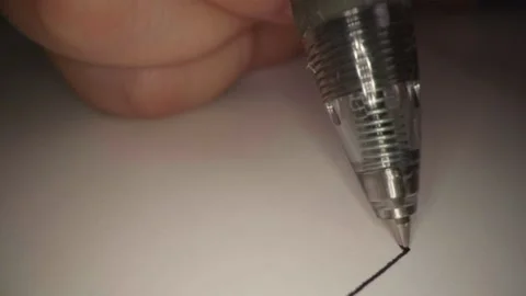 Drawing a zigzag line on a white paper in close-up 库存影片 154191731