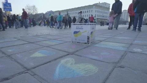 Drawings on a boulevard with the Ukrainian flag in protest in Sofia Vidéo 174130284