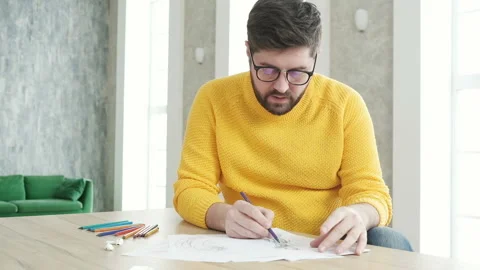 Draws a pencil sketch. Stock Footage 85671614