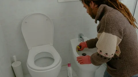 A dreadlocks man cleaning the bathroom Stock-Footage 86507196