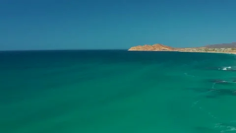 DREAMS LOS CABOS BCS MEXICO-2021: Flying Over Beautiful Calm Blue Water With Vídeo Stock 168784515