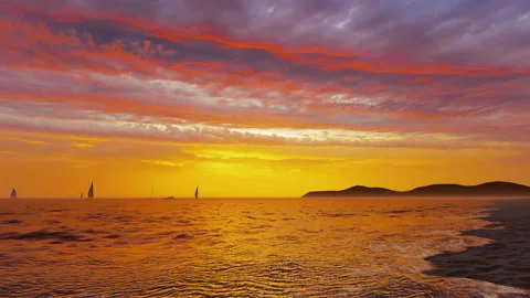 Dreamy red orange clouds sunset dusk palm beach waves paradise vacation scene Vidéo 181450740