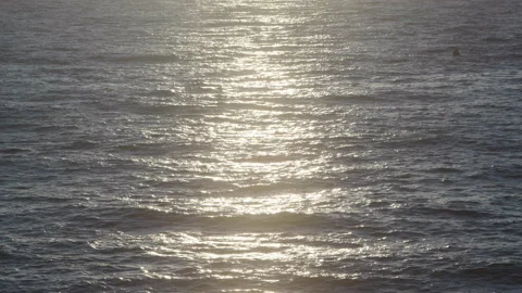 Dreamy sunlight on ocean waves 스톡 동영상 139316136