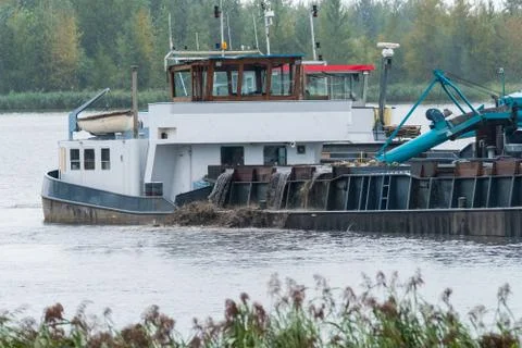 Dredger ship on lake dissolves water sand dscf3882 库存照片