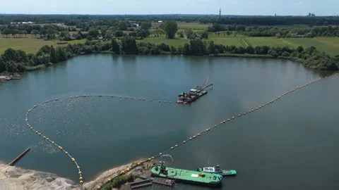 Dredging ship extracting sand from a lake for industry Vidéo 341874525
