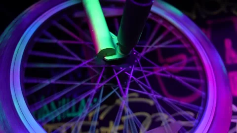 Drehendes Rad mit Neon Farben 库存影片 212005093