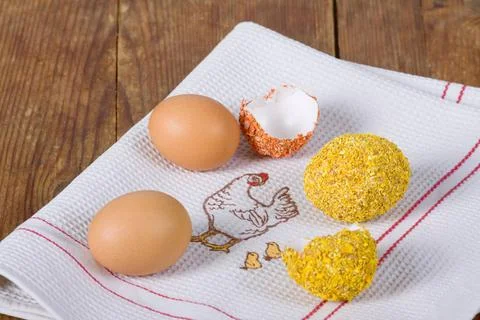 Drei Eier Ostereier mit Eierschalensplittern beschichtet Copyright: xZoona... Stock Photos