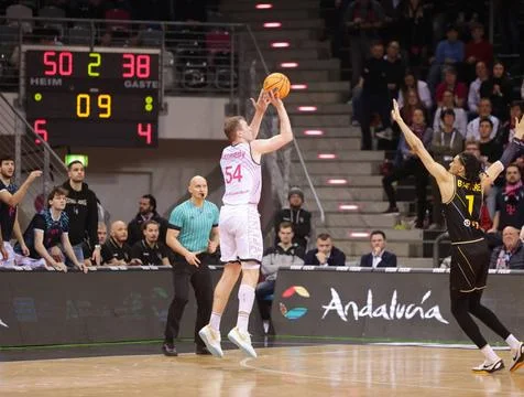 Dreier: Thomas Kennedy / Telekom Baskets Bonn vs. MHP RIESEN Ludwigsburg ... Stock Photos