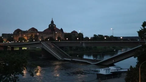 DRESDEN, GERMANY - SEPTEMPER 11, 2024: partially collapsed Carola bridge at dawn Video stock 284280433