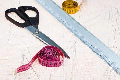 Dress pattern at graph paper and fitter instruments Fotos de archivo
