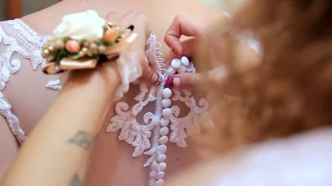 Dressing the Bride Видео 74968823