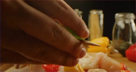 Dressing chicken kebab with lemon juice and spices Vidéo 126289614