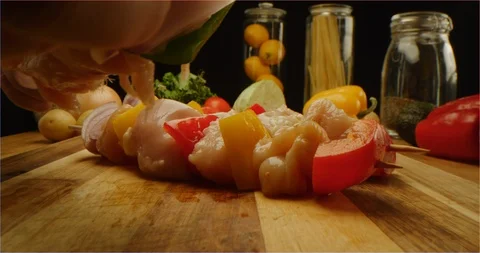 Dressing chicken kebab with lemon juice and spices Vidéo 126289766