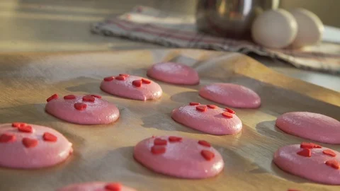 Dressing for macaroon dough elements in the shape of a heart 스톡 동영상 71290597