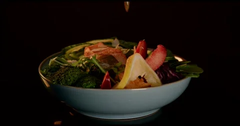 Dressing Poured Over Salmon Salad With Strawberries Vidéo 340111375