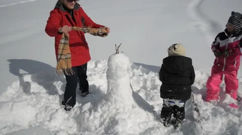 Dressing up the snowman Видео 40340544