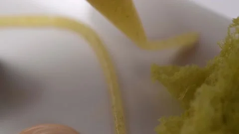 Dressing a sweet dessert. 库存影片 134474249